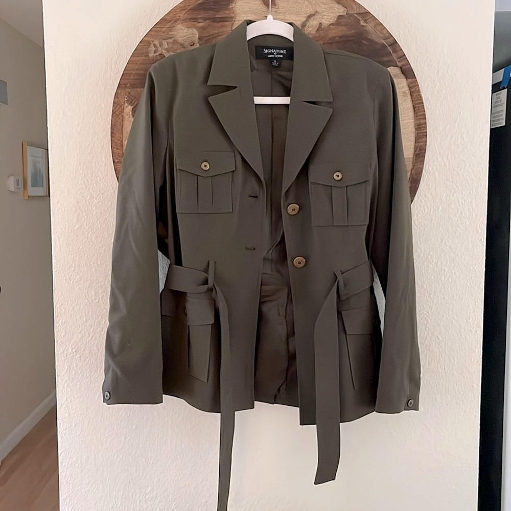 Belted jacket with pockets. Size 8.